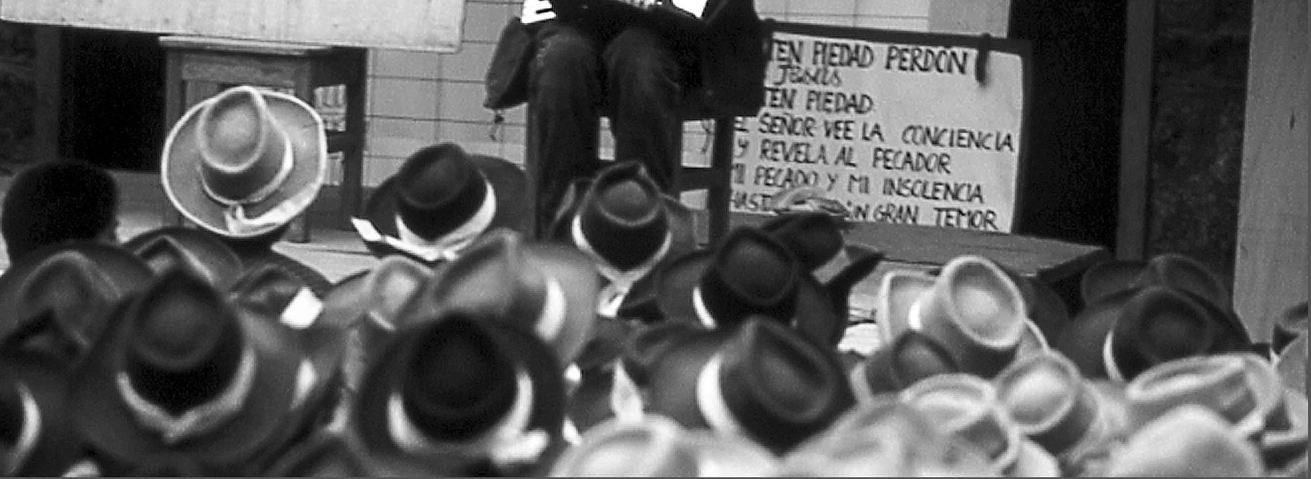 Fotografia storica di Padre Ugo e della comunità