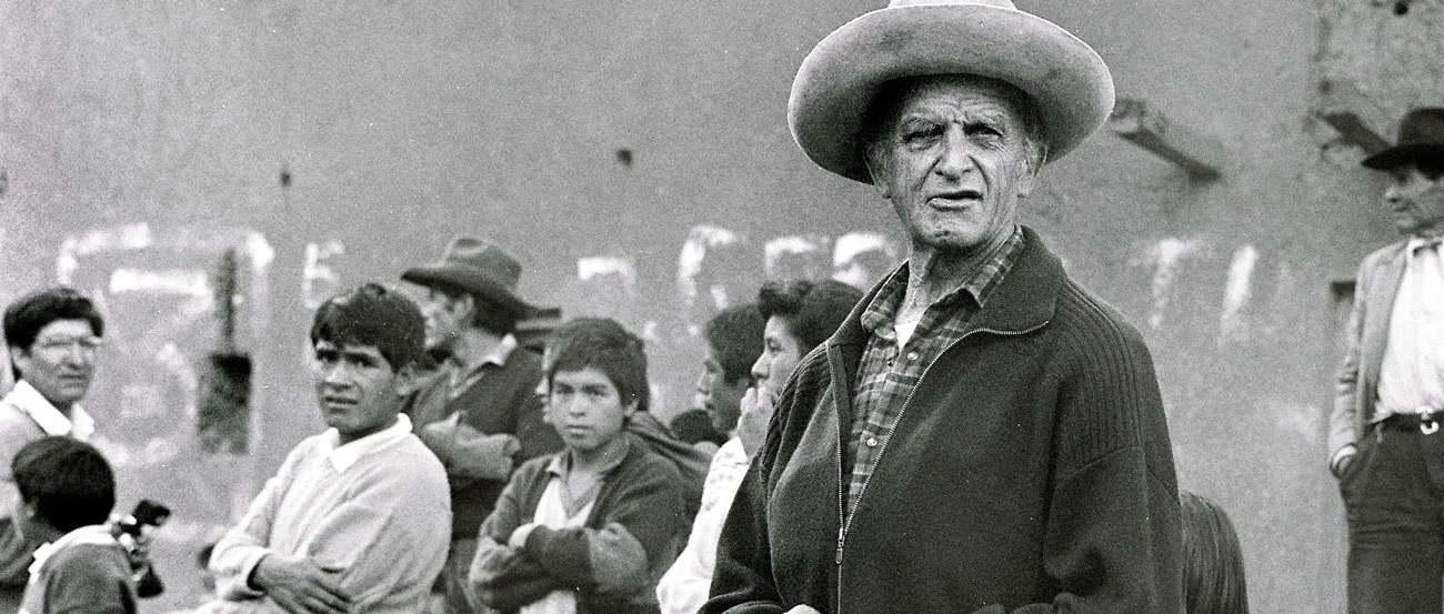 Padre Ugo De Censi insieme ai ragazzi delle Ande, fotografia storica