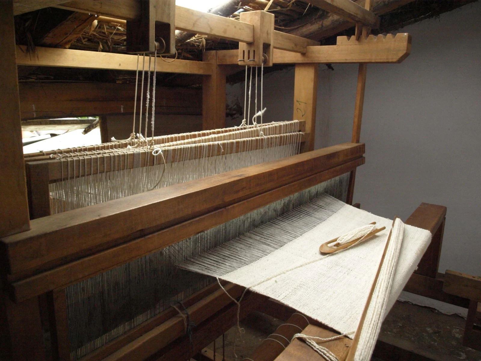 Telaio tradizionale in legno in un laboratorio di tessitura sulle Ande